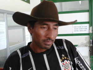 Pai das meninas, Odair trabalha com serviços gerais e não tem renda certa no final do mês (Foto: Pedro Peralta)