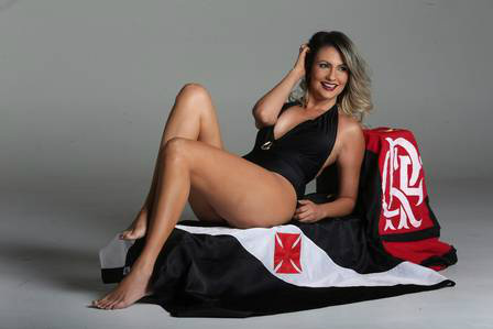 Chamada de ‘musa da bolinha’, modelo Adriana Cruz mostra a sua beleza em ensaio antes do clássico Flamengo e Vasco Foto: Márcio Alves / Extra