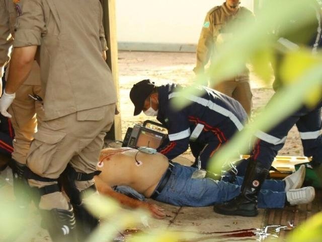 Vítima sendo socorrida por equipes do SAMU e Corpo de Bombeiros. Foto: André Bittar