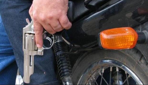 Caminhonete é alvejada com mais de 10 tiros e motorista sai ileso Caminhonete é alvejada com mais de 10 tiros e motorista sai ileso