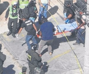 Remoção de vítimas do assalto ocorrido na quinta-feira, em território boliviano - Divulgação/El Deber