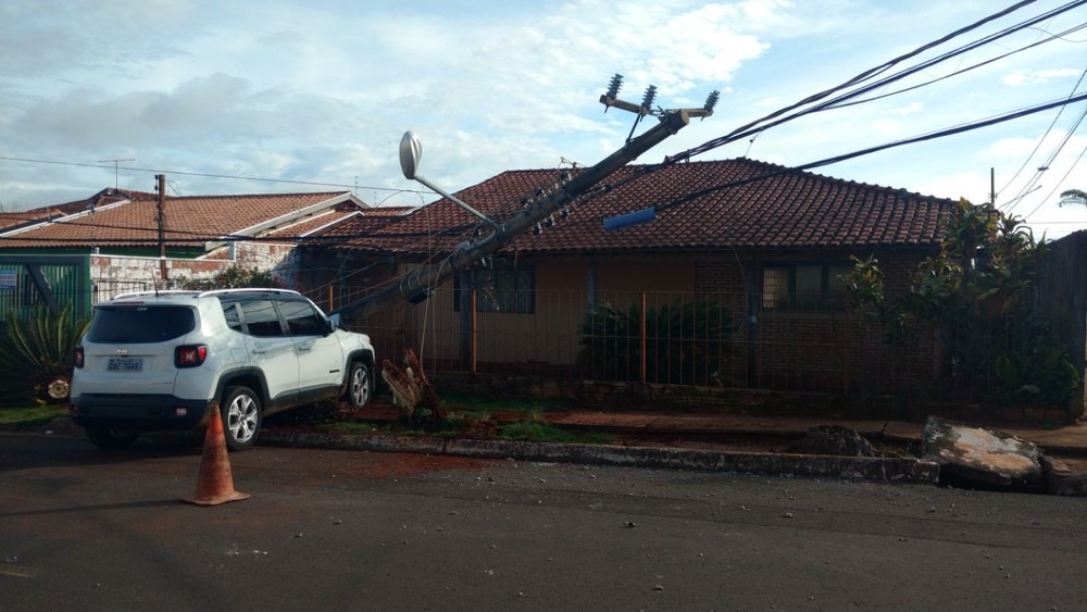 Motorista perde controle da direção e atinge poste de energia Condutor atingiu poste de energia em Campo Grande (Foto: Evelyn Souza)