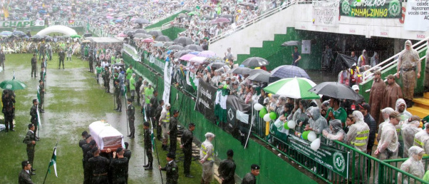 Começa o velório na Arena Condá; clima é de extrema comoção © Reuters