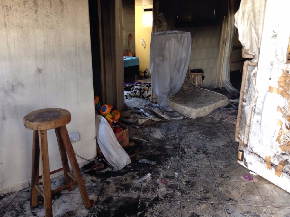 Objetos foram destruídos por incêndio e casa ficou tomada por fumaça, em Campo Grande, MS (Foto: Osvaldo Nóbrega)