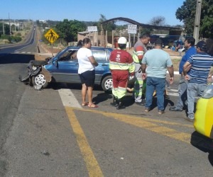 Carreta invade pista e atinge veículo na Capital Casal recebeu cuidados médicos da equipe da CCR - Gerson Oliveira