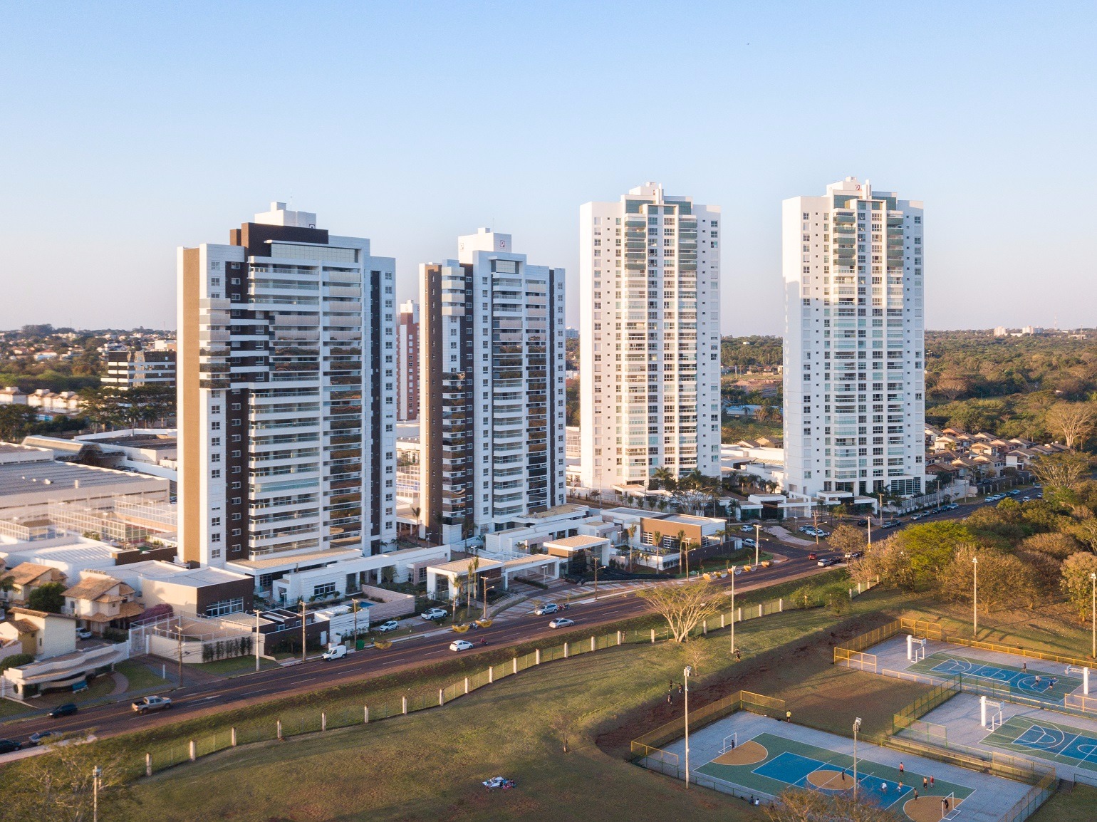 Com queda nos juros, especialistas avaliam que momento é o melhor para investir em imóveis Spezia Residenciale com pôr do sol de Campo Grande - Foto: Felipe Lima