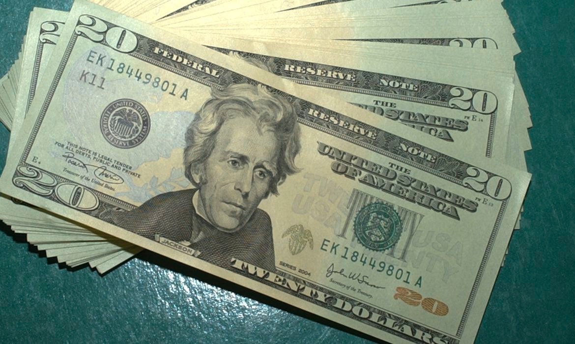 Dólar comercial fecha abaixo de R$ 5 pela primeira vez em duas semanas Marcello Casal JrAgência Brasil