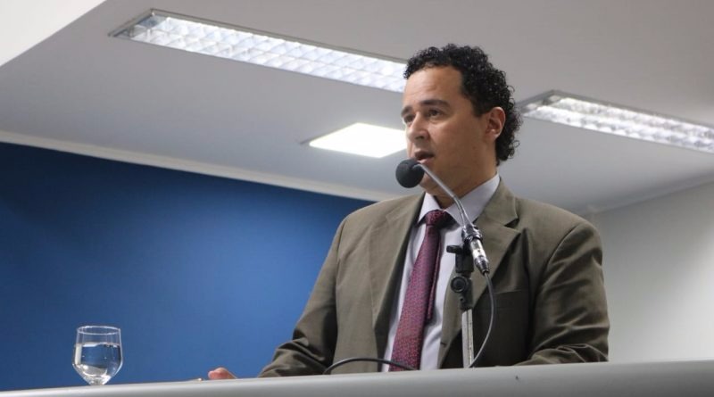 Na Capital, parlamentar toma providências contra fechamento da Escola Carlos Henrique Schrader Divulgação