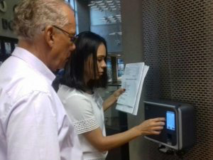 Com papel em branco e parcialmente, ponto eletrônico começa a valer hoje Foto: Mayara Bueno