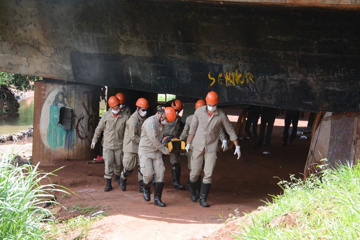Moradora de rua cai no córrego Anhanduí Bombeiros socorrem mulher que foi caiu de parte de pontilhão - Foto: Álvaro Rezende