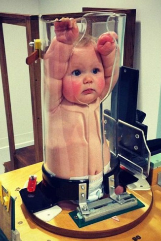 magem de bebê comprimida dentro de um tubo intriga usuários Foto: Reprodução Reddit / Bretstar
