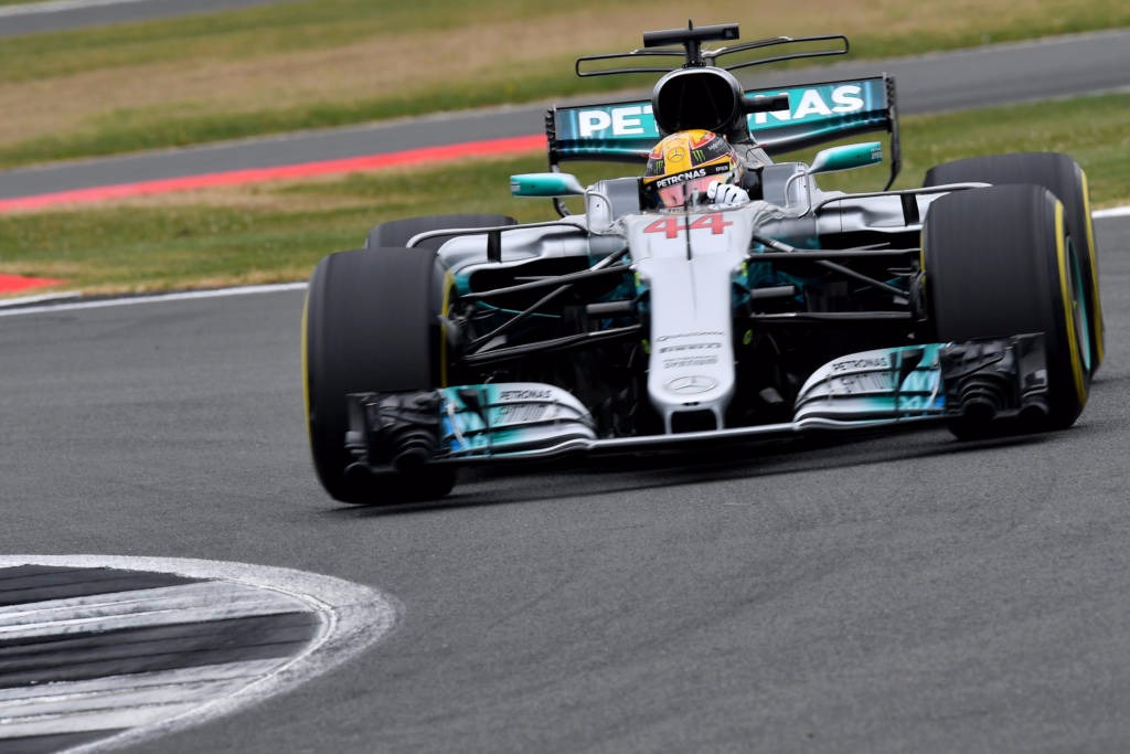 Hamilton faz pole na Inglaterra e fica perto de recorde; Massa larga em 14º