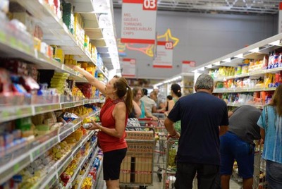 Mercado financeiro volta a prever inflação 2,88% abaixo da meta Queda da inflação estimula o consumo e aumenta o poder de compra dos consumidores (Foto:Tânia Rêgo/ABr)