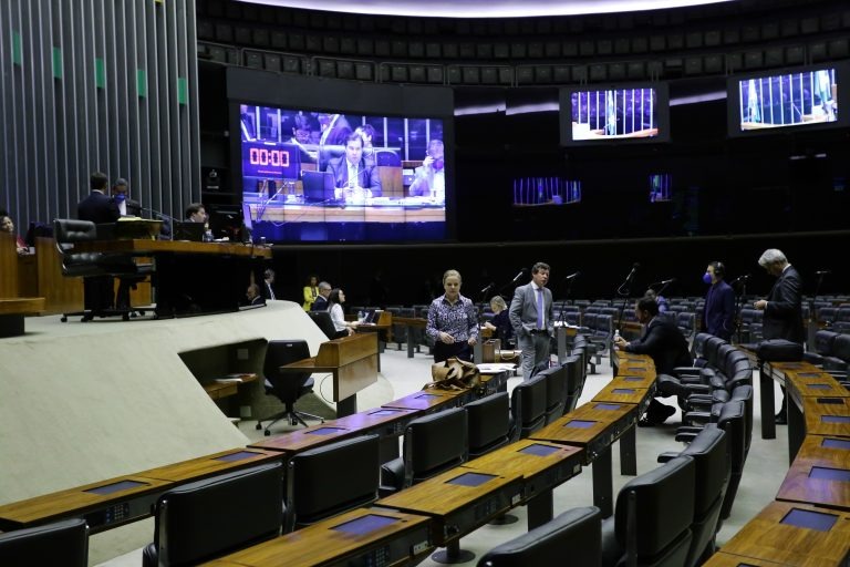 Câmara aprova auxílio de R$ 600 para pessoas de baixa renda durante epidemia Para as mães que são chefe de família, o projeto permite o recebimento de duas cotas do auxílio. Michel Jesus/Câmara dos Deputados