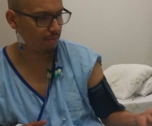 Benefício em atraso é pesadelo para paciente que busca tratamento fora de MS Eraldo Gomes Patricío Junior de 27 anos trata de uma Leucemia Mielóide Aguda em Jaú - SP - Arquivo Pessoal