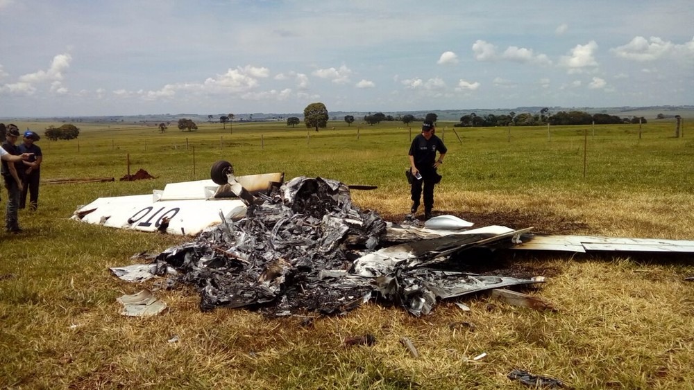 Avião monomotor cai em fazenda em Eldorado, MS, pouco antes da decolagem. Cenipa investiga o caso com a polícia (Foto: Polícia Civil/Divulgação)
