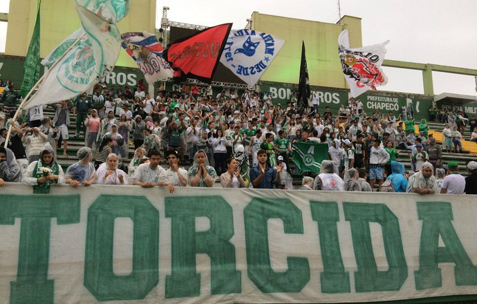 Com 10 jogadores, Chapecoense faz força-tarefa para montar time Torcida da Chapecoense espera retornar em breve para torcer pelo time em campo - Foto: David Abramvezt