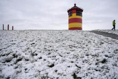 Na Alemanha, a grande quantidade de neve que caiu causou muitos acidentes de carro e engarrafamentos, bem como atrasos de trensEFE/EPA/David Hecker

