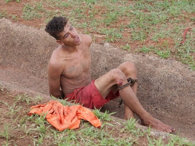 Rapaz é amarrado, após perambular entre carros e provocar acidente (Foto: Kísie Ainoã)