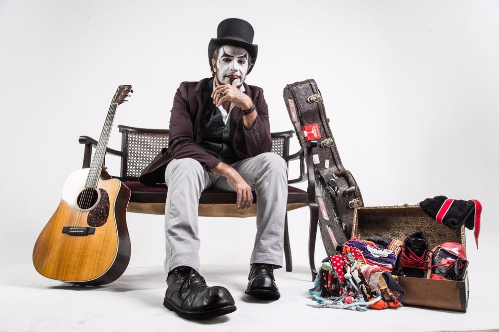 Fernando Anitelli apresenta espetáculo 