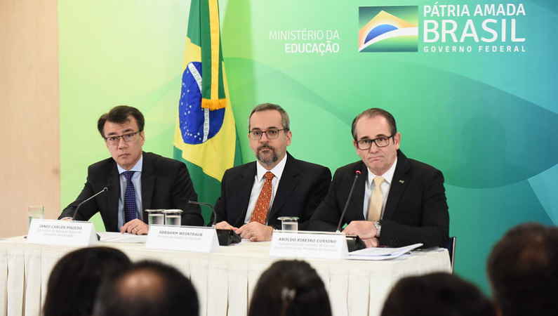 MS terá três escolas cívico-militares, segundo lista do MEC O ministro da Educação, Abraham Weintraub (centro), destacou o uso de critérios técnicos para escolher os municípios. Luís Fortes/MEC