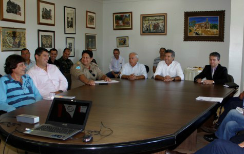 Representante do Comitê de Organização da Rota do Revezamento da Tocha Olímpica Rio 2016 em reunião com o prefeito Murilo e equipe, em Dourados – Chico Leite