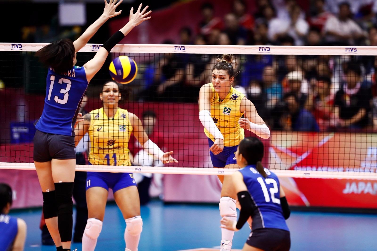 Brasil desperdiça match point, perde para o Japão e se complica no Grand Prix Rosamaria, Japão x Brasil (Foto: FIVB)