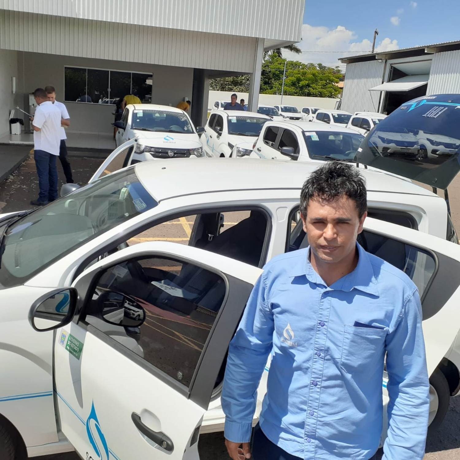 Wagner Gomes da Silva é encanador na Sanesul. Há dois anos na Empresa, não escondeu a satisfação em levar um carro zero km para trabalhar em Ivinhema./ Divulgação- Sanesul