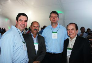 Instalação de indústria de soja em Dourados é fruto da estratégia de atração de investimentos do Estado O secretário Jaime Verruck (centro) com o diretor-presidente da Coamo, José Aroldo Gallassini e o secretário Eduardo Riedel.