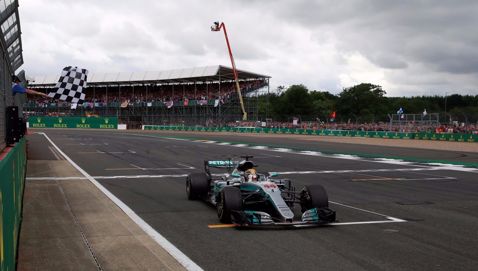 Hamilton vence e reduz diferença para Vettel na F1 Hamilton vence e reduz diferença para Vettel na F1