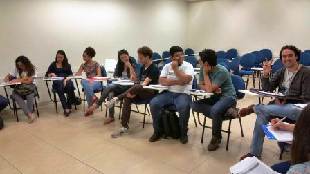 UEMS da Capital oferece aulas gratuitas de inglês para seus alunos, docentes e funcionários Ítalo com sua turma de inglês da professora Renata