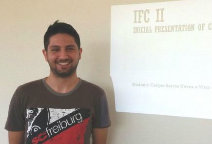 UEMS da Capital oferece aulas gratuitas de inglês para seus alunos, docentes e funcionários Jeferson Moraes Mota apresentando o trabalho em inglês