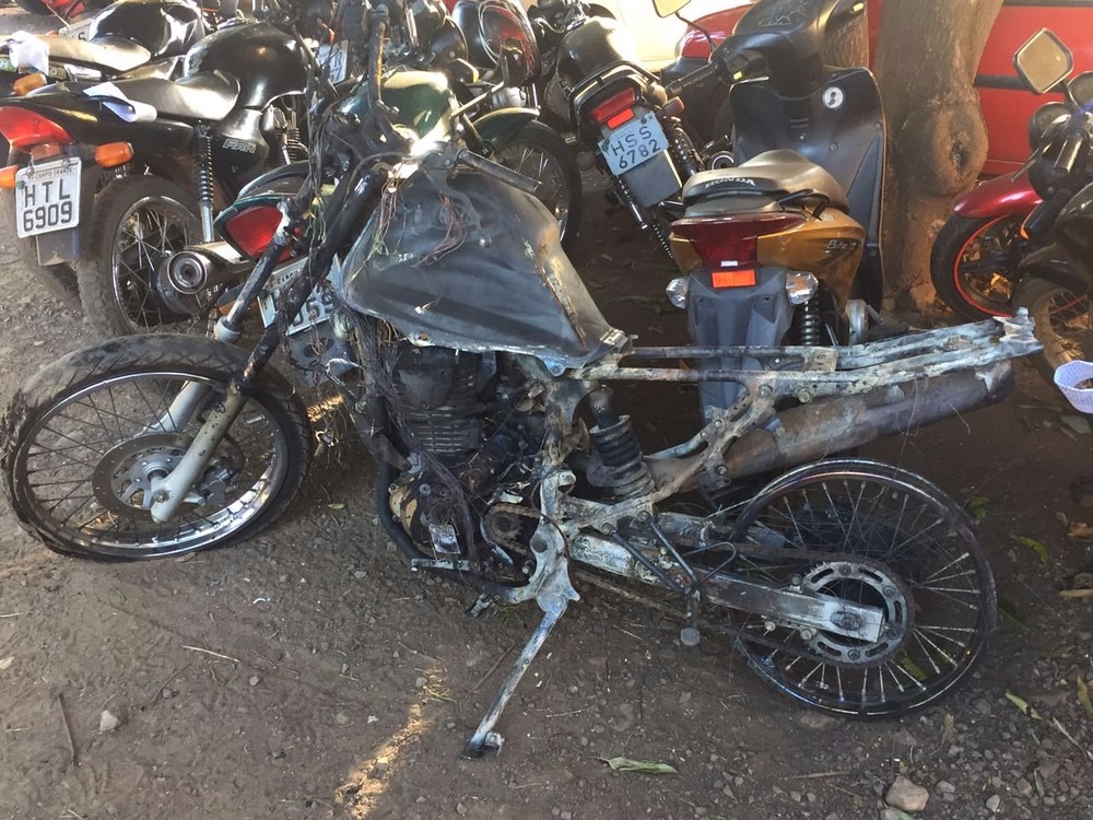 Polícia investiga agressão a motociclista que teve veículo incendiado em Campo Grande Motocicleta incendiada de jovem agredido em Campo Grande (Foto: Fábio Rodrigues)