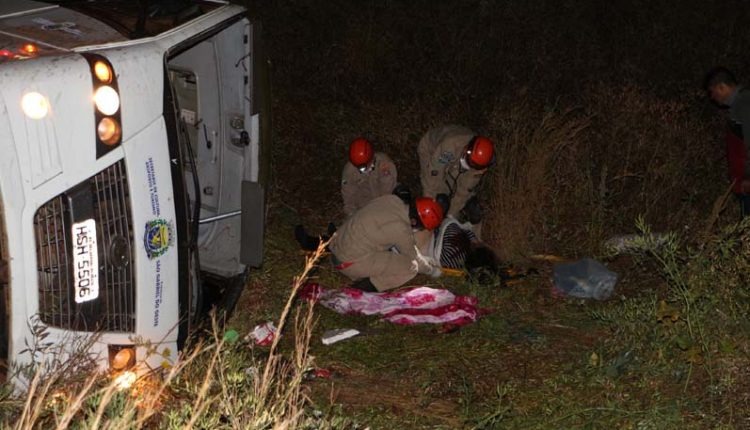 Acidente com micro ônibus deixa um morto e cinco feridos na MS-306 O ônibus levava atletas para o Mundial de MBT 24 Horas Solo, em Costa Rica. Ocorreionews