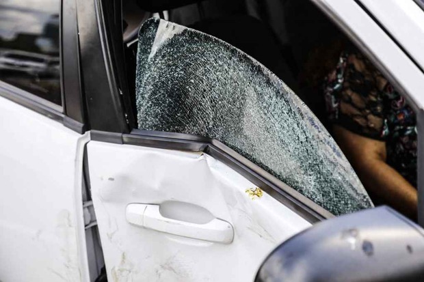 Motorista bate em placa e caminhonete após perder controle do carro (Henrique Arakaki/Midiamax)