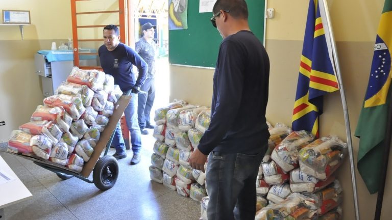 Prefeitura já entregou 70% dos kits merenda para alunos do Bolsa Família
