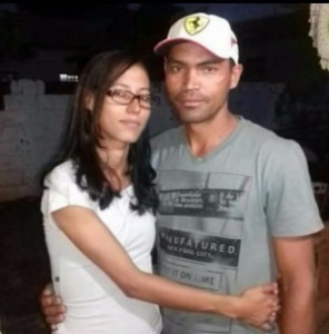 Adriele posa para foto ao lado de Gilson. Ele é procurado pela polícia (Foto: Arquivo Pessoal)