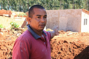Casa construída em terreno público é demolida por agentes da EMHA Marinaldo da Costa Ribeiro, mostra o que restou da casa demolida (Foto: Marcos Ermínio)