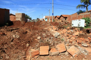 Casa construída em terreno público é demolida por agentes da EMHA Entulhos que restaram no terreno, após a demolição (Foto: Marcos Ermínio)