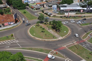 Com 29 meses de atraso, começa obra para diminuir caos em rotatória Rotatória da Via Parque com Mato Grosso, um dos pontos mais caóticos do trânsito em Campo Grande (Foto: Site da Prefeitura)