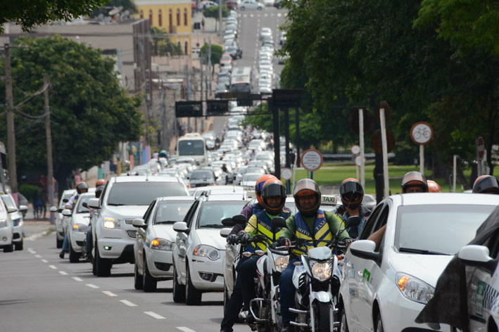 Por regras iguais as de Uber, taxistas e mototaxistas fazem carreata Taxistas querem regulamentação - Foto: Álvaro Rezende/Correio do Estado