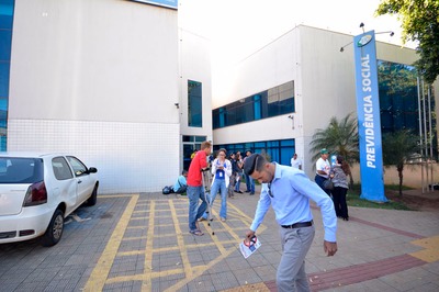 Advogados da Comissão em frente a agência informando à população - Foto: Álvaro Rezende/ Correio do Estado