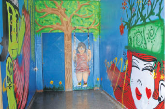 Estudantes produzem imagens descontraídas em corredor  (Foto: Paulo Ribas / Correio do Estado)