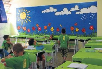 Pintura cria ambiente mais descontraído em sala de aula (Foto: Paulo Ribas / Correio do Estado)