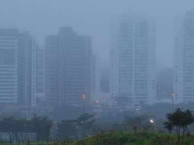 Neblina em Campo Grande na manhã desta segunda-feira (17). (Foto: André Bittar)