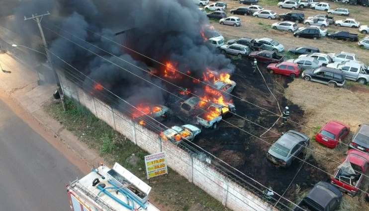 Incêndio destrói 15 veículos peças de leilão em área na Avenida Três Barras Foto: Marcos Ermínio/ Midiamax