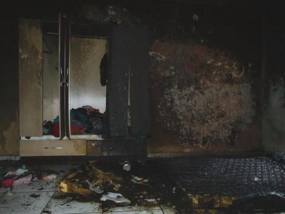 Móveis de um dos quartos foram destruídos pelo fogo (Foto: André Bittar)

