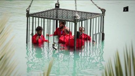 Cinco homens são mortos afogados numa gaiola Foto: Reprodução/ Vídeo/ Islamic State/Wilayat Nineveh

