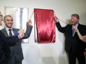Nova central aproxima população da Justiça, diz TJ ao inaugurar unidade Governador Reinaldo Azambuja (PSDB), à esquerda, com o presidente do TJMS, João Maria Lós, descerrando a placa de inauguração. (Foto: Fernando Antunes)
