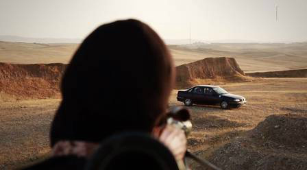 O vídeo também mostra um jihadista atirando num carro com prisioneiros Foto: Reprodução/ Vídeo/ Islamic State/Wilayat Nineve
